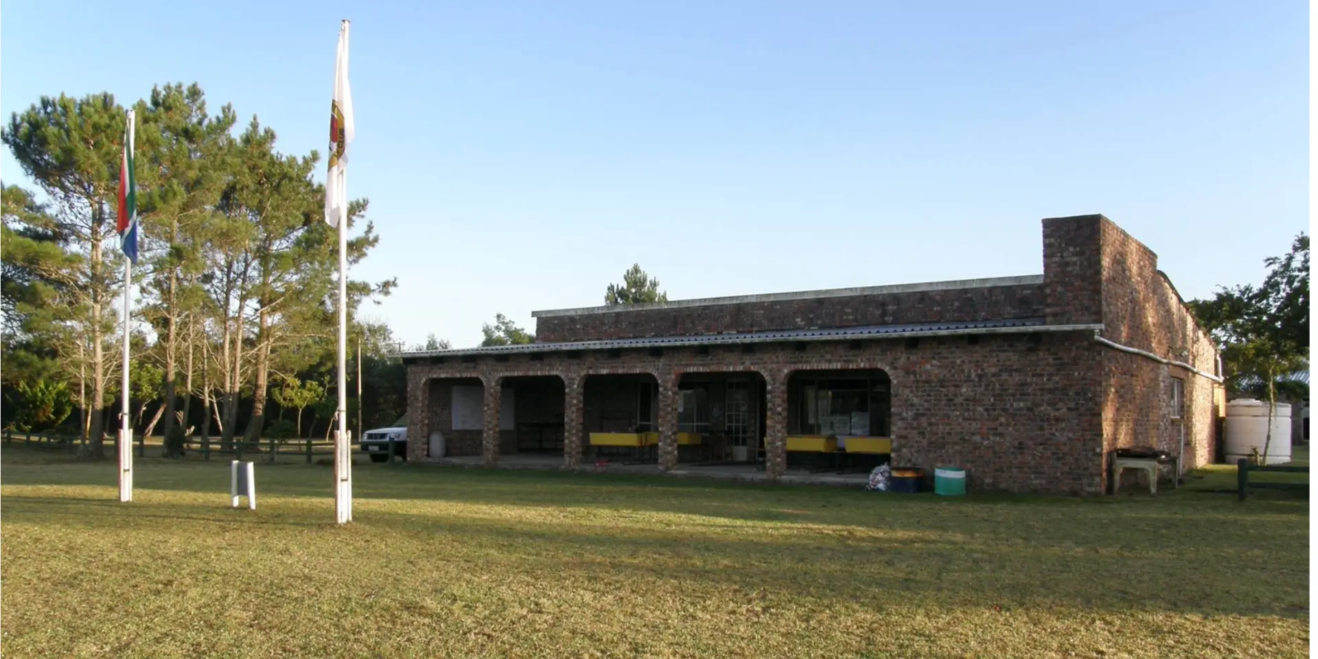 The PECTC clubhouse on Draaifontein Road with the South African and club flags flying on the lawn